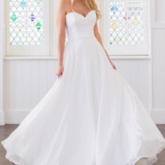 White Gown - Picture 1 of 8
